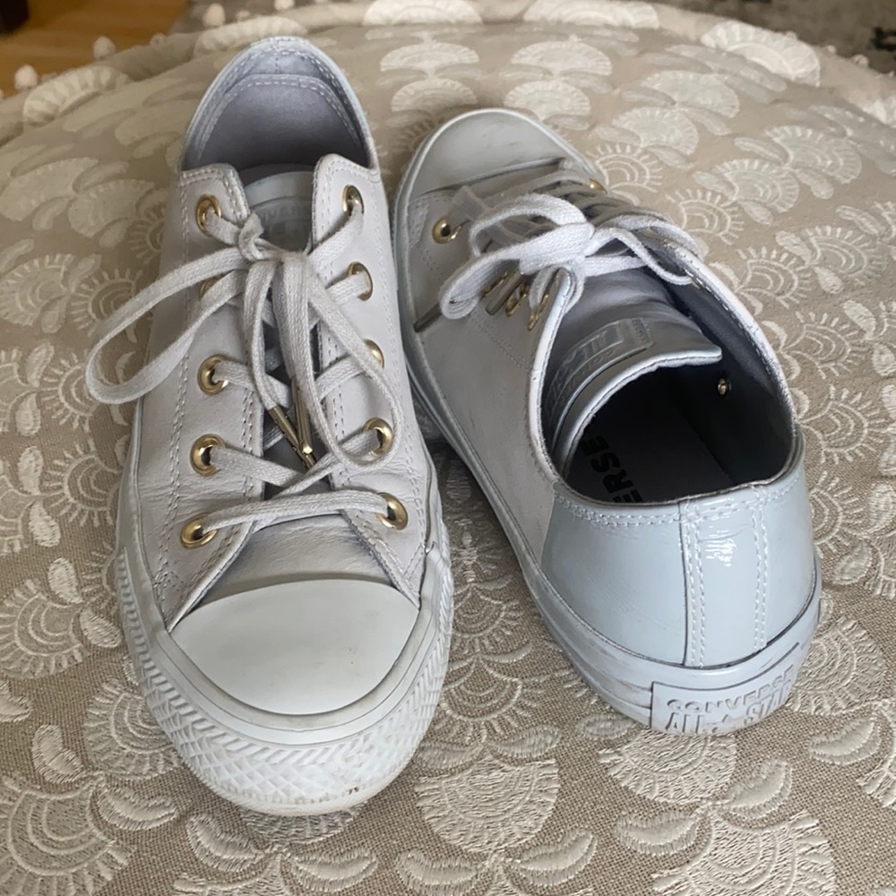 Converse low top leather sneaker